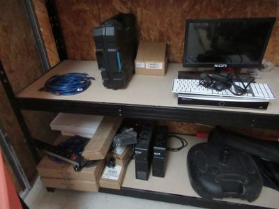 un bureau sur lequel se trouvent un ordinateur, un clavier, une souris et d'autres objets