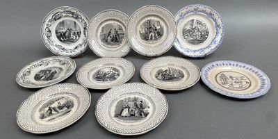 six assiettes posées sur une table, chacune ornée d'un motif différent représentant des personnes