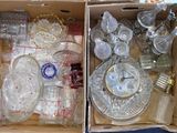 deux boîtes remplies d'objets en verre posées sur une table