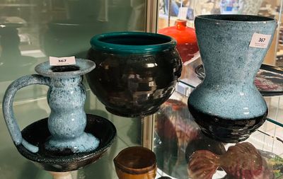 de nombreux vases différents exposés dans une vitrine