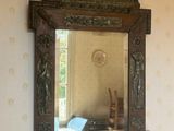 un miroir accroché au mur au-dessus d'une table