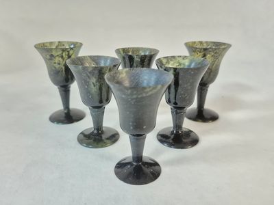 CHINE XXème Suite de six verres à liqueur en pierre dure.