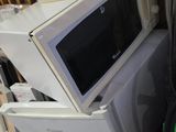 un four à micro-ondes et une machine à laver dans une pièce