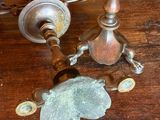 deux bougies posées sur une table en bois