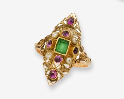 une image représentant une bague en or sertie d'une pierre verte entourée de perles