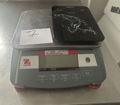 une photo d'une balance de cuisine sur laquelle est posée une tablette