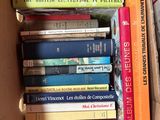 une boîte pleine de livres posée sur une table