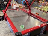 un gros plan sur une table avec une balle posée dessus, dans une pièce