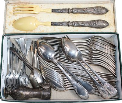 silverware in a box with spoons, forks and spoons in it