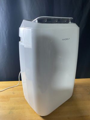 un purificateur d'air Apple posé sur une table en bois