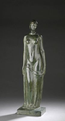une image représentant une statue de femme debout sur un piédestal