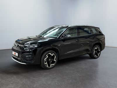 un SUV noir garé dans une pièce aux murs blancs