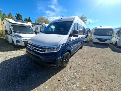 une camionnette bleue garée sur un parking à côté d'autres véhicules