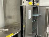 un grand réfrigérateur en acier inoxydable dans une cuisine professionnelle