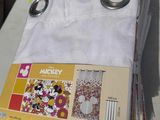 une pile de serviettes Mickey Mouse posée sur une table
