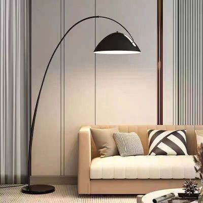 un salon avec un canapé et une table sur laquelle se trouve une lampe