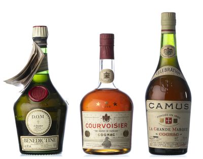 trois bouteilles d'alcool sont alignées sur une surface blanche