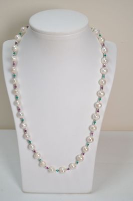 gros plan d'un collier sur un présentoir pour mannequin