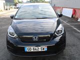 une Honda noire garée sur un parking