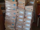 de nombreux cartons empilés les uns sur les autres dans un entrepôt