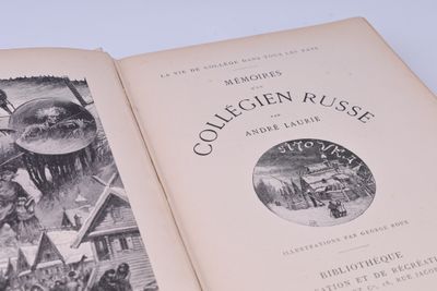 un livre ouvert à la page où figurent une ville et des gens