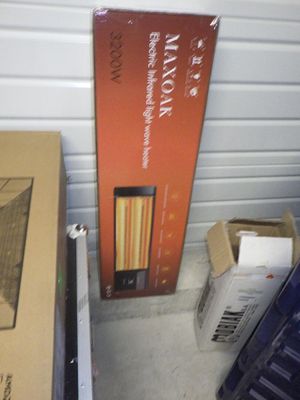 une boîte en carton avec une image dessus, à côté d'une autre boîte en carton avec une image dessus