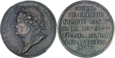 Gros plan sur une pièce de monnaie en argent portant un visage de femme
