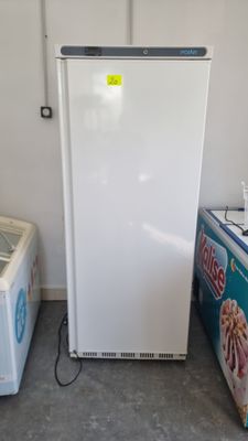 un réfrigérateur et un congélateur dans une pièce remplie de cartons de glaces