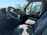 l'intérieur d'une voiture avec un volant et des housses de siège