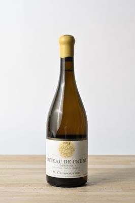 la bouteille de vin est posée sur la table, prête à être remplie