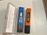 trois appareils électroniques posés sur une table à côté d'une boîte