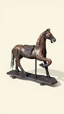 Ancien cheval à roulettes en bois sculpté et peint garni d'u…