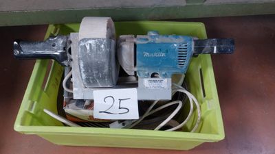une boîte verte contenant du matériel électrique