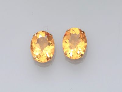 une paire de pierres précieuses de topaze jaune