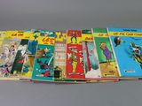 une pile de bandes dessinées posées les unes à côté des autres sur une table