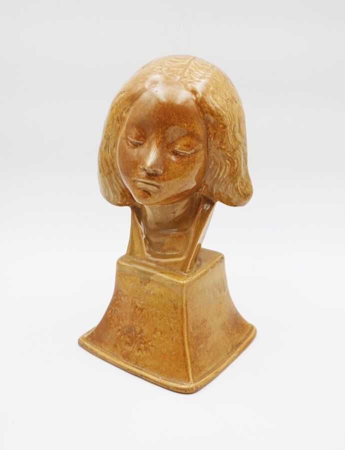Buste en céramique émaillée jaune représentant Sainte Fortunade, signé et daté 1909 sous la base Hauteur : 27 cm