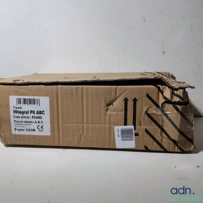une boîte en carton sur laquelle est collé un autocollant, posée sur une table