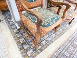 une chaise posée sur un tapis dans une pièce