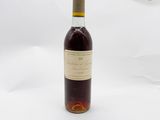 une bouteille de vin posée sur une table blanche