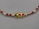 collier plaqué or orné de perles de verre rouges et blanches et muni d'un fermoir doré
