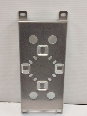 une horloge en métal posée sur une surface blanche