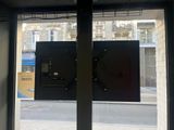 un téléviseur accroché au mur près d'une fenêtre
