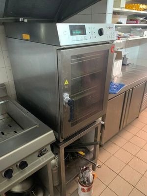 fours et cuisinières en acier inoxydable dans une cuisine professionnelle dotée d'un carrelage au sol