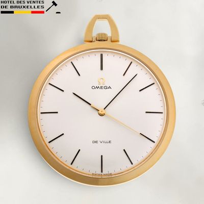 une horloge en or accrochée au mur