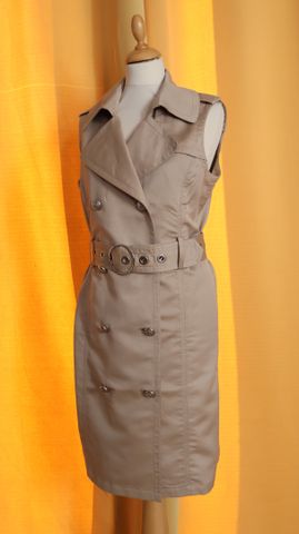 Georges REICH – Robe en coton épais et abaca beige sans manche, a...