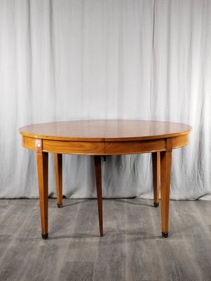 une photo d'une table en bois avec un rideau blanc en arrière-plan