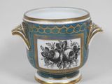 un vase bleu et blanc orné de motifs dorés