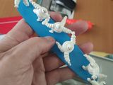 une personne tenant une brosse à dents bleue et blanche à la main