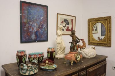 une commode sur laquelle sont posés de nombreux objets