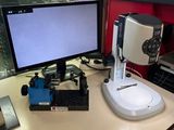 un bureau équipé d'un ordinateur et d'un moniteur